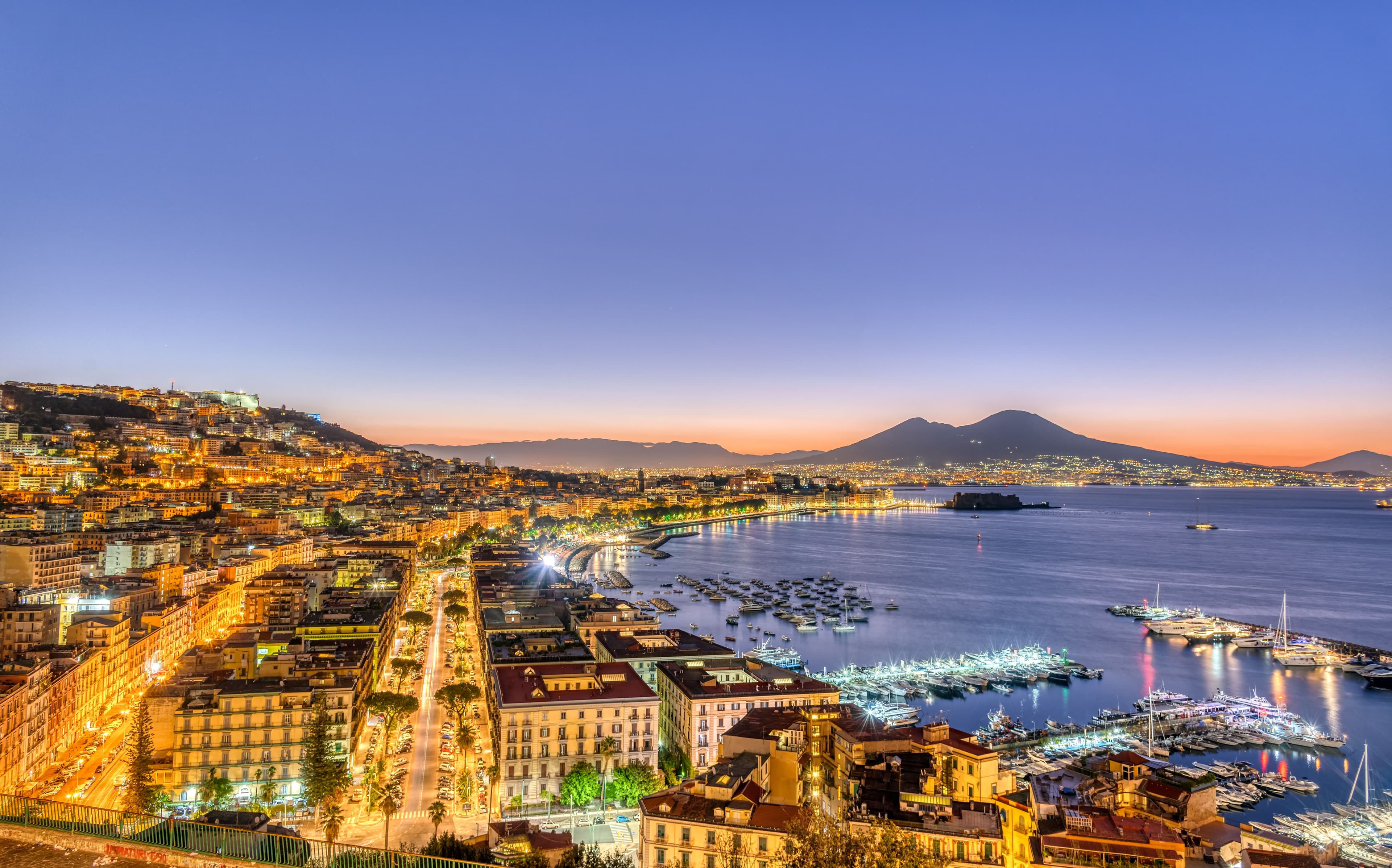 immagine di una veduta della città di napoli