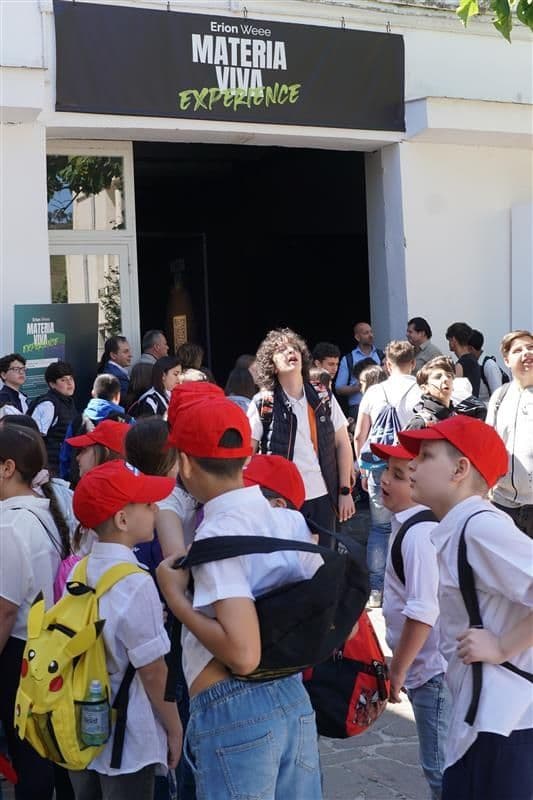 scolaresche che assistono ad un evento del green med