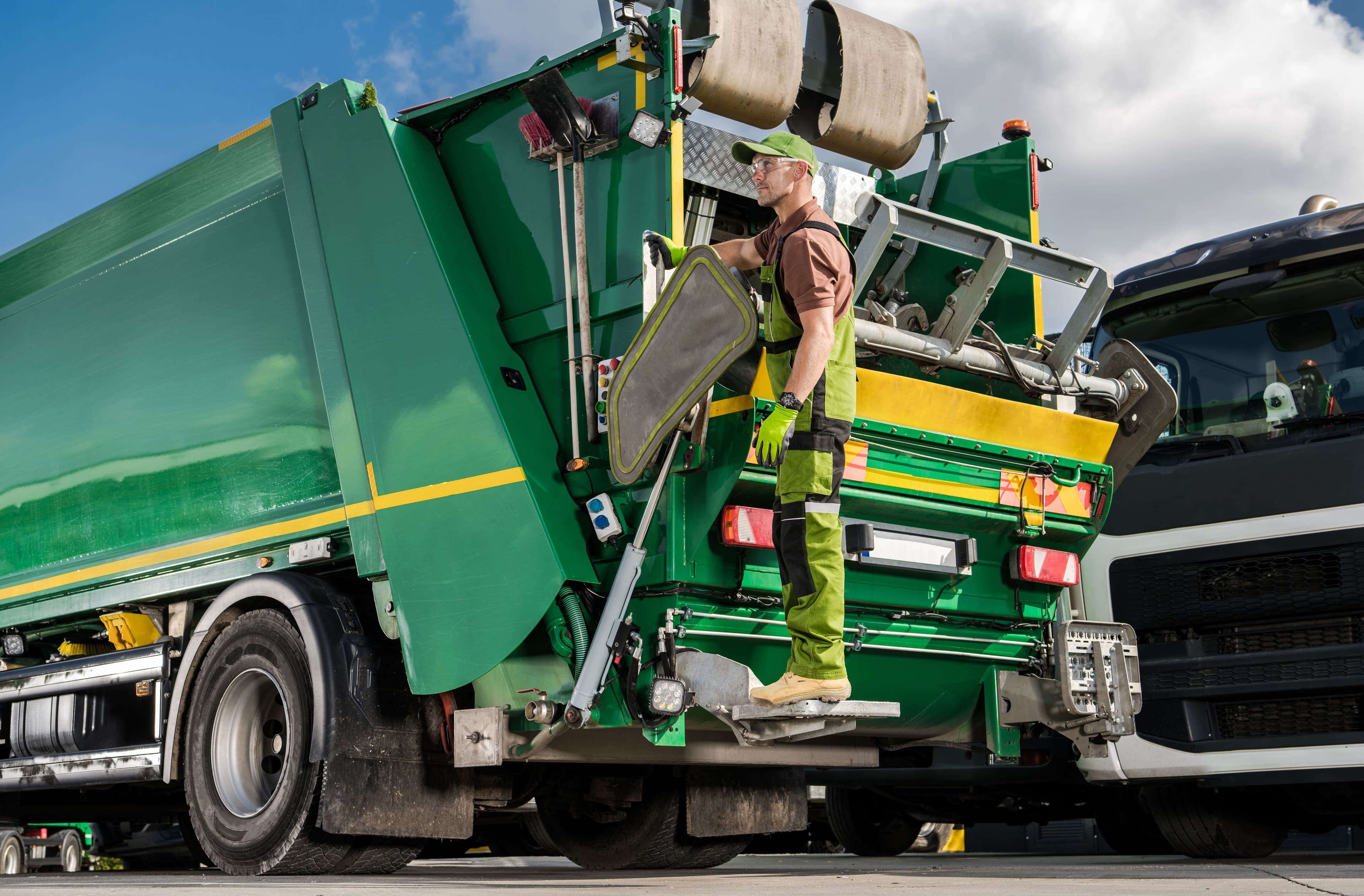 un uomo sul camion della nettezza urbana