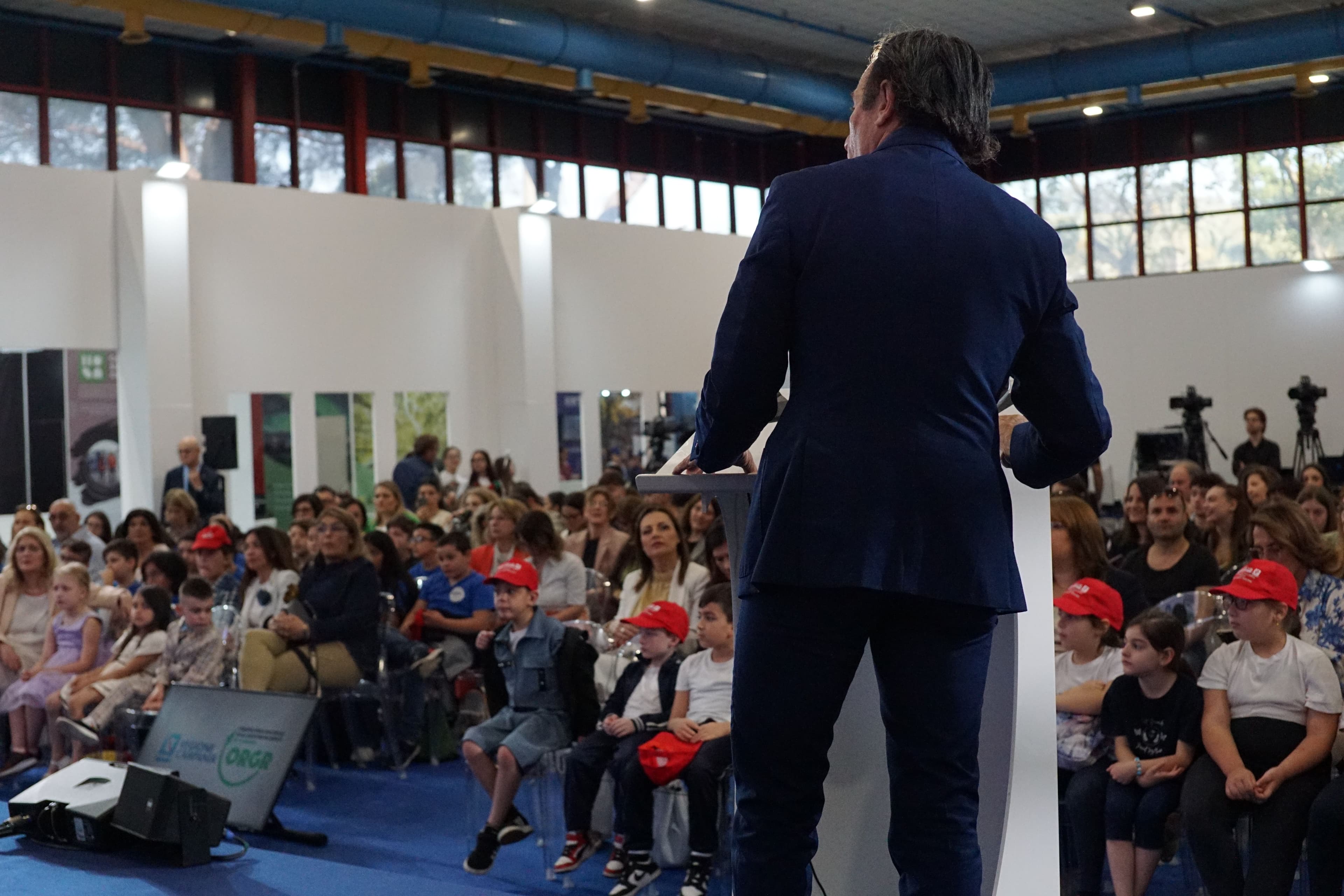 scolaresche che assistono ad un evento del green med